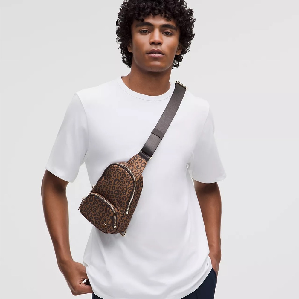 Lululemon Everywhere Sling Bag Small 2L- Leopardo Shift Desert Khaki Multi